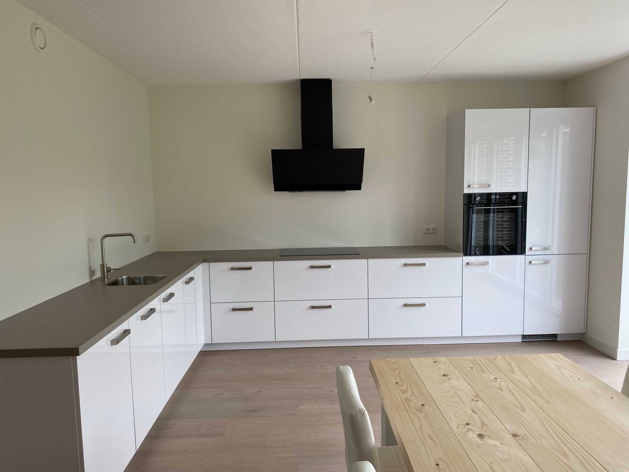 L-vorm witte keuken in Amsterdam